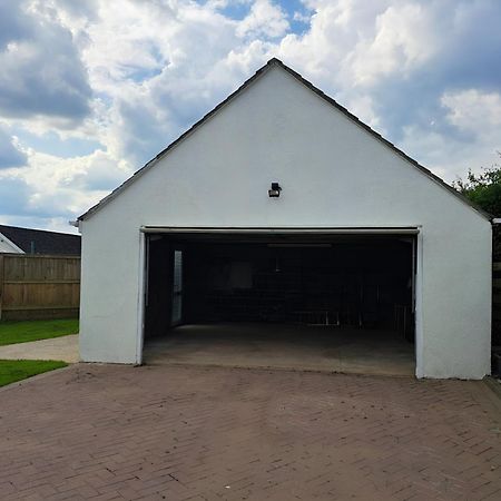 Beautiful 5 Bedroom Bungalow, Sleeps 7, In Calne Buitenkant foto