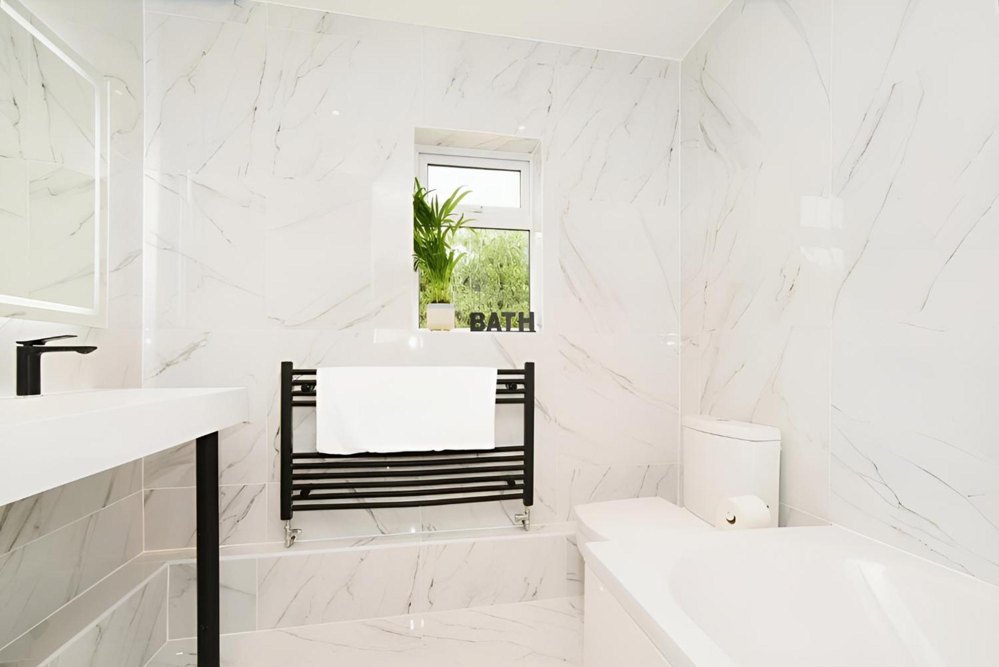 Beautiful 5 Bedroom Bungalow, Sleeps 7, In Calne Buitenkant foto