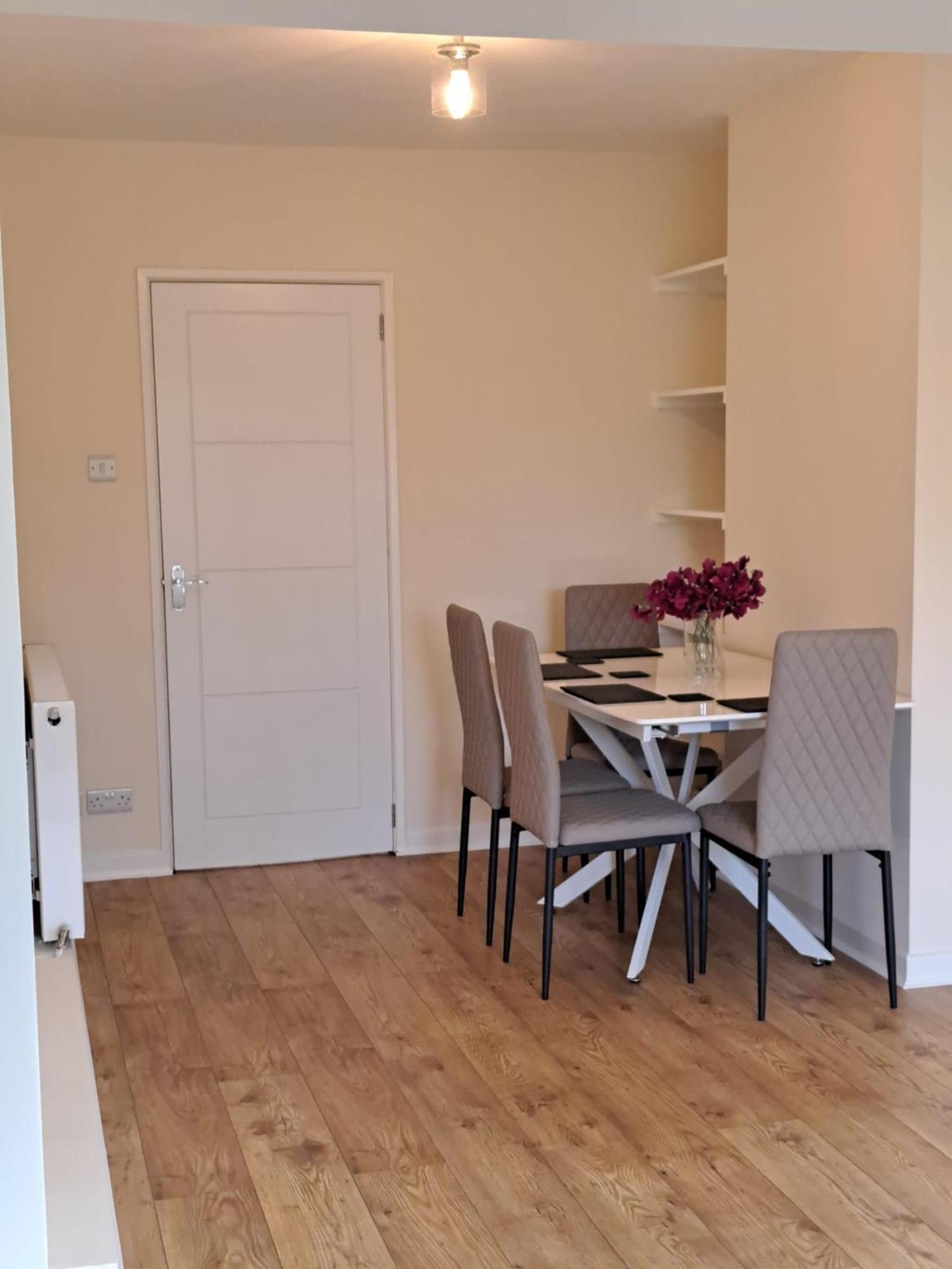 Beautiful 5 Bedroom Bungalow, Sleeps 7, In Calne Buitenkant foto